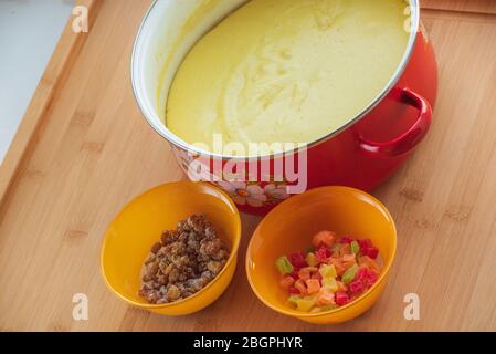 Hefeteig mit Rosinen und kandierten Früchten. Gelber Hefeteig mit kandierten Früchten und Rosinen, das Konzept des festlichen Backens. Sweet Raisin Macht Es Stockfoto