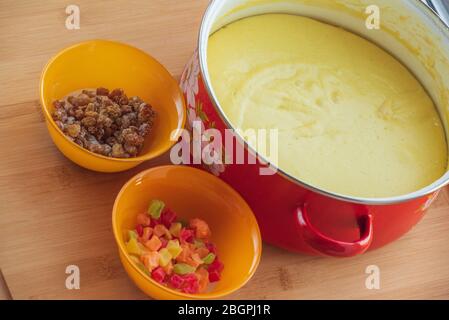 Hefeteig mit Rosinen und kandierten Früchten. Gelber Hefeteig mit kandierten Früchten und Rosinen, das Konzept des festlichen Backens. Sweet Raisin Macht Es Stockfoto