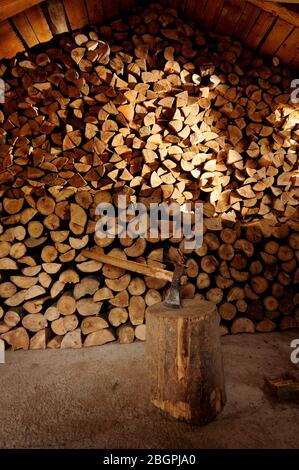 Energiekrise, Holz, Schneiden, Werkzeuge, Brennholz, Holzschuppen, Natur, Heizung, Haus, Brennholz, Holz für den Kamin, Holzwürze, Stockfoto