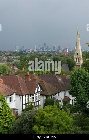 Dachansicht einiger Häuser auf dem Holly Lodge Estate mit der City of London im Hintergrund, fotografiert von Highgate West Hill, London, UK. 1 Stockfoto