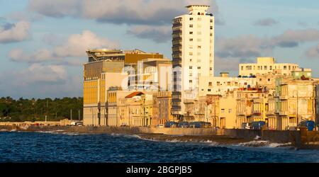 Panoramablick auf die Gebäude in der Malecón, einer Promenade in Havanna, Kuba. Mischung aus neuen und alten Kolonialstil-Konstruktionen im Sonnenuntergang Licht. Stockfoto