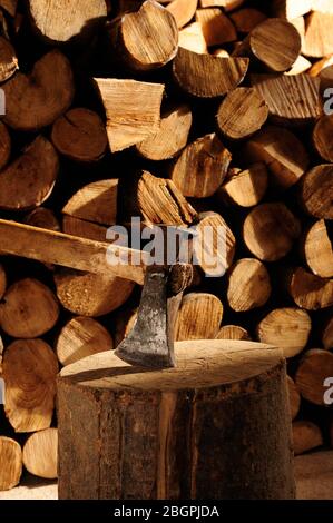 Holz, schneiden, Werkzeuge, brennholz, Holzschuppen, Natürliche, Heizung,Haus, Job, Arbeit, arbeiten,brennholz, Holz für den Kamin, Holzwürze, Stockfoto