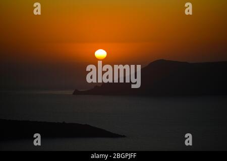 Sonnenuntergang über Santorini Caldera. Blick von Fira. Griechenland Stockfoto