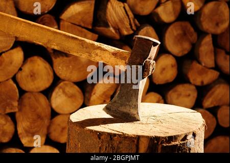 Holz, schneiden, Werkzeuge, brennholz, Holzschuppen, Natürliche, Heizung,Haus, Job, Arbeit, arbeiten,brennholz, Holz für den Kamin, Holzwürze, Stockfoto