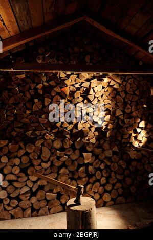 Holz, schneiden, Werkzeuge, brennholz, Holzschuppen, Natürliche, Heizung,Haus, Job, Arbeit, arbeiten,brennholz, Holz für den Kamin, Holzwürze, Stockfoto