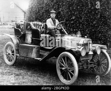 Ein Ford Modell T Automobil c.. 1908. Dies kann ein Tourenwagen sein, aber es hat kein zusammenklappbares Dach hinter dem Rücksitz. Beachten Sie die Handkurbel unter dem Kühler und die Laterne, die vor dem Kühler hängt. Das war nicht zum Fahren, aber der Fahrer hätte es für die allgemeine Nachtarbeit verwendet, wenn er weg von zu Hause war. Um meine Transport-bezogene Bilder zu sehen, Suche: Prestor Oldtimer Stockfoto