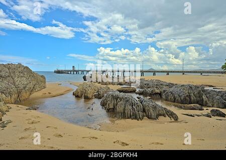 Blick auf den Strand in der Nähe von Palm Cove Jetty mit Felsen Stockfoto