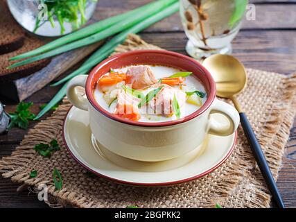 Kalakeitto. Cremige Suppe mit Lachs, Kartoffeln, Zwiebeln und Karotten und in einer Schüssel. Finnische/karelische Küche. Lohikeitto Stockfoto