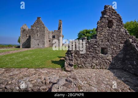 Irland, Grafschaft Fermanagh, Ruine von Tully Castle am Ufer des Lough Erne, ein befestigtes Haus mit einem rechteckigen Kännchen, das 1619 für Sir John Hume, einen schottischen Pflanzer, gebaut wurde. Stockfoto