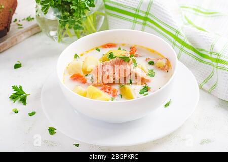 Kalakeitto. Cremige Suppe mit Lachs, Kartoffeln, Zwiebeln und Karotten und in einer Schüssel. Finnische/karelische Küche. Lohikeitto Stockfoto