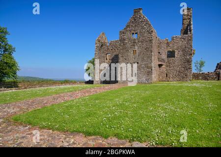 Irland, Grafschaft Fermanagh, Ruine von Tully Castle am Ufer des Lough Erne, ein befestigtes Haus mit einem rechteckigen Kännchen, das 1619 für Sir John Hume, einen schottischen Pflanzer, gebaut wurde. Stockfoto