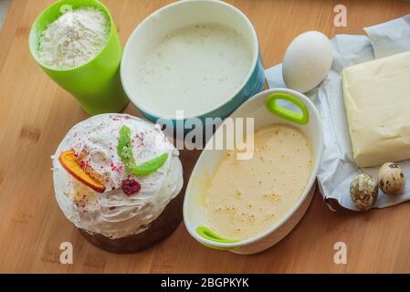 Hefeteig mit Rosinen und kandierten Früchten. Gelber Hefeteig mit kandierten Früchten und Rosinen, das Konzept des festlichen Backens. Sweet Raisin Macht Es Stockfoto