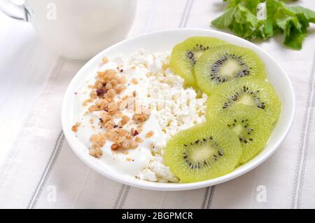 Quark mit Joghurt und Kiwi-Scheiben, Nahaufnahme Stockfoto
