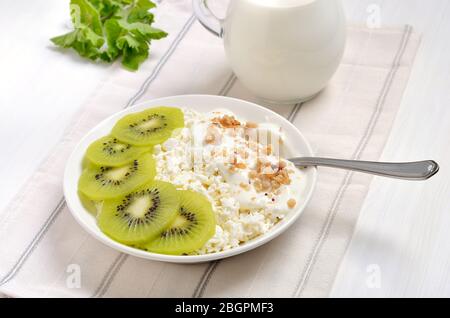 Quark mit Joghurt und Kiwi-Scheiben Stockfoto