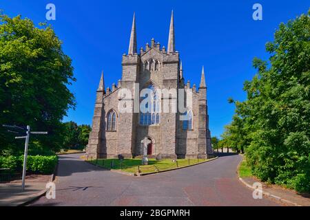 Irland, Grafschaft Down, Downpatrick, Blick vom Osten der Kathedrale die Kirche der Heiligen Dreifaltigkeit auch bekannt als Down Cathedral, die als Grabstätte des schutzpatrons des heiligen Patrick Irlands bekannt ist. Stockfoto