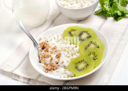 Quark mit Joghurt und Kiwi-Scheiben. Gesundes Frühstück Stockfoto