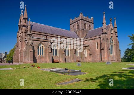 Irland, Grafschaft Armagh, Armagh, St. Patrick's Church of Ireland Kathedrale von der Seite aus gesehen. Stockfoto