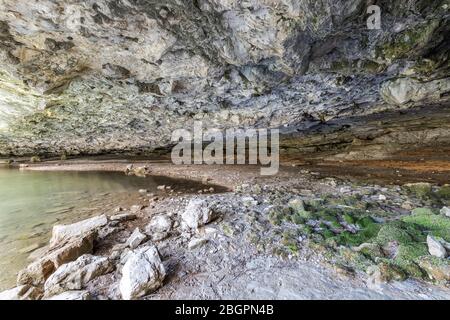 Höhle bei Zarecki krov im Frühling, Blick in die Höhle, Istrien, Kroatien Stockfoto