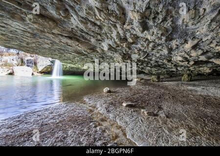 Pazincica Fluss und Wasserfall Zarecki krov im Frühling, Blick aus der Höhle, Istrien, Kroatien Stockfoto