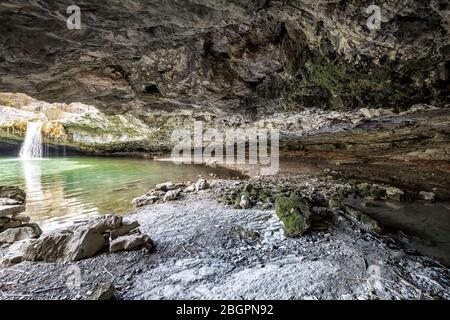 Pazincica Fluss und Wasserfall Zarecki krov im Frühling, Blick aus der Höhle, Istrien, Kroatien Stockfoto