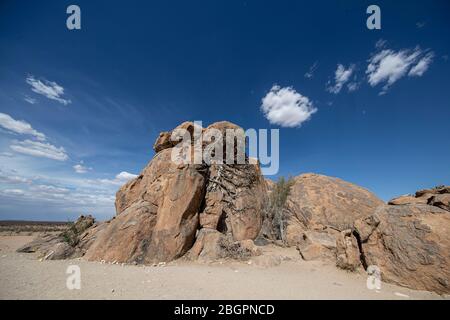 Felsformationen entlang der Straße von Rehoboth nach Solitaire im Namib-Naukluft National Park, Namibia. Stockfoto