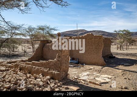 Verlassene Heimat und Farm entlang der Straße von Rehoboth nach Solitaire im Namib-Naukluft Nationalpark, Namibia. Stockfoto