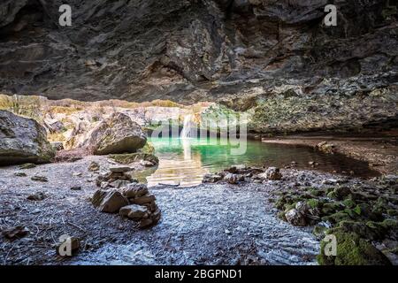 Pazincica Fluss und Wasserfall Zarecki krov im Frühling, Blick aus der Höhle, Istrien, Kroatien Stockfoto