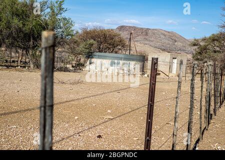 Verlassene Heimat und Farm entlang der Straße von Rehoboth nach Solitaire im Namib-Naukluft Nationalpark, Namibia. Stockfoto