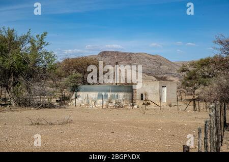 Verlassene Heimat und Farm entlang der Straße von Rehoboth nach Solitaire im Namib-Naukluft Nationalpark, Namibia. Stockfoto