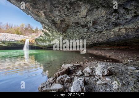 Pazincica Fluss und Wasserfall Zarecki krov im Frühling, Blick aus der Höhle, Istrien, Kroatien Stockfoto