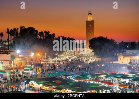 Jama-El-Fna-Marktplatz mit Koutoubia-Moschee, Marrakesch, Marokko, Nordafrika