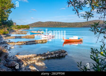 Segelboot im friedlichen Golf von Elounda, Kreta, Griechenland verankert. Stockfoto