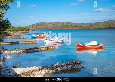 Segelboot im friedlichen Golf von Elounda, Kreta, Griechenland verankert. Stockfoto