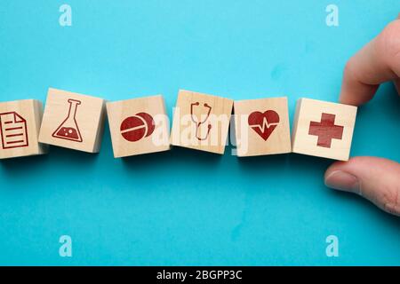 Gesundheitskonzept mit Ikonen auf Holzblöcken. Nahaufnahme. Stockfoto