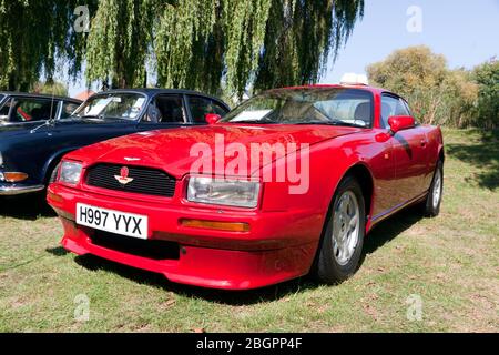 Vorderansicht einer Red, 1990, Aston Martin Virage, im Dreiviertel-Viertel, während des Sandwich Festivals 2019 am Quay zu sehen Stockfoto