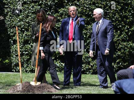 Von links nach rechts: First Lady Melania Trump, Second Lady Karen Pence, US-Präsident Donald J. Trump und US-Vizepräsident Mike Pence nehmen an einer Zeremonie Teil, um einen Baum zur Feier des Earth Day und Arbor Day auf dem South Lawn des Weißen Hauses in Washington, DC, USA, 22. April 2020 zu Pflanzen.Quelle: Michael Reynolds/Pool über CNP/MediaPunch Stockfoto