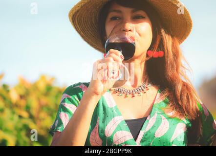 Glücklich asiatische Frau trinken Rotwein Glas, Feier Konzept Stockfoto