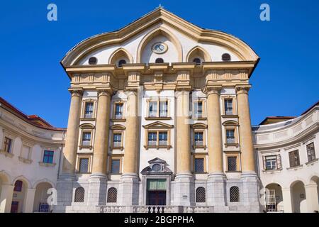 Slowenien, Ljubljana, Ursulinenkirche der Heiligen Dreifaltigkeit in der Kongresni Trg oder Kongressplatz. Stockfoto