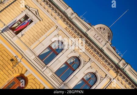 Slowenien, Ljubljana, die Fassade der Philharmonie in Kongresni Trg. Stockfoto