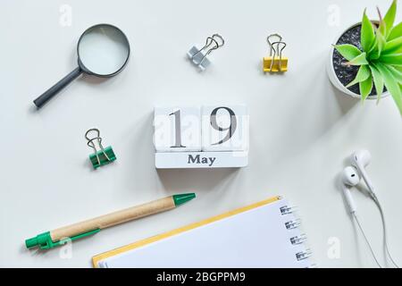 19 neunzehnten Tag Mai Monat Kalender Konzept auf Holzblöcke. Nahaufnahme. Stockfoto