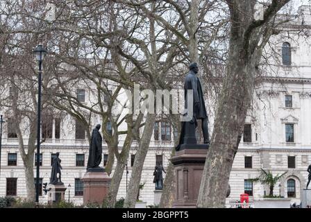 Sir Robert Peel Benjamin Disraeli 1. Earl of Beaconsfield Statue in Parliament Square, London SW1 von Matthew Noble Mario Raggi Stockfoto