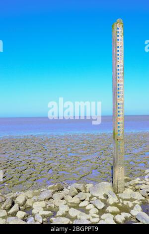 Wasserstands-Anzeige in natürlichen Gebieten in den Niederlanden. Naturlandschaft, wo das Wasser bis zu 11 Meter hoch steigen kann, wenn es überflutet wird. Gesehen am 'waddenzee Stockfoto