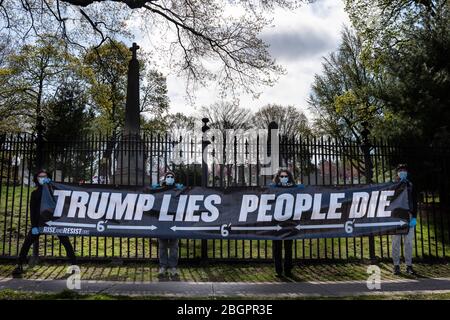 Brooklyn, Vereinigte Staaten Von Amerika . April 2020. Mitglieder der gewaltfreien politischen Aktionsgruppe "Rise and Resist" protestieren am 22. April 2020 gegen Trumps Vorgehen gegen die COVID-19-Pandemie mit einem Transparent mit der Aufschrift "Trump lügt, Menschen sterben" vor dem Greenwood Cemetery in Brooklyn, NY. (Foto Gabriele Holtermann-Gorden/Sipa USA) Quelle: SIPA USA/Alamy Live News Stockfoto