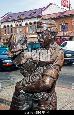 Larry Andersons 1984 'Coming Home' Statue in South Tacoma, Washington. Zeigt einen Eisenbahner, der seine Tochter begrüßt. Stockfoto