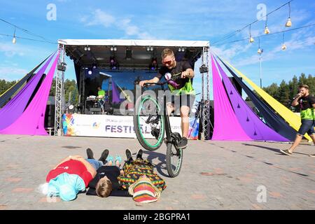 Junge Männer professionelle bmx Fahrer Outdoor-Leistung. Trickwettbewerb auf einem Fahrrad. Riskanter Sport. Stockfoto