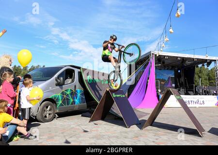 Junge Männer professionelle bmx Fahrer Outdoor-Leistung. Trickwettbewerb auf einem Fahrrad. Riskanter Sport. Stockfoto