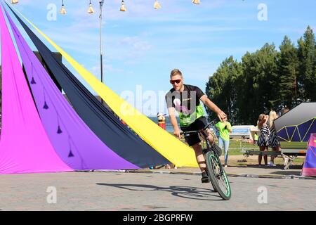 Junge Männer professionelle bmx Fahrer Outdoor-Leistung. Trickwettbewerb auf einem Fahrrad. Riskanter Sport. Stockfoto