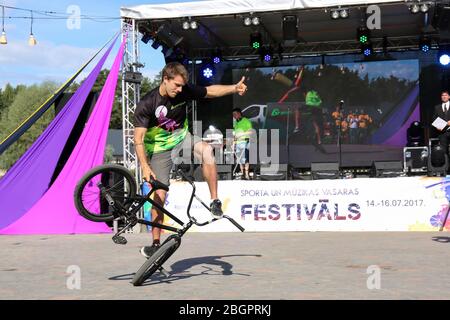 Junge Männer professionelle bmx Fahrer Outdoor-Leistung. Trickwettbewerb auf einem Fahrrad. Riskanter Sport. Stockfoto