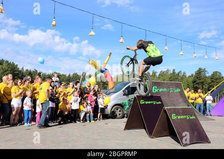 Junge Männer professionelle bmx Fahrer Outdoor-Leistung. Trickwettbewerb auf einem Fahrrad. Riskanter Sport. Stockfoto