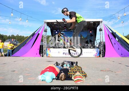 Junge Männer professionelle bmx Fahrer Outdoor-Leistung. Trickwettbewerb auf einem Fahrrad. Riskanter Sport. Stockfoto